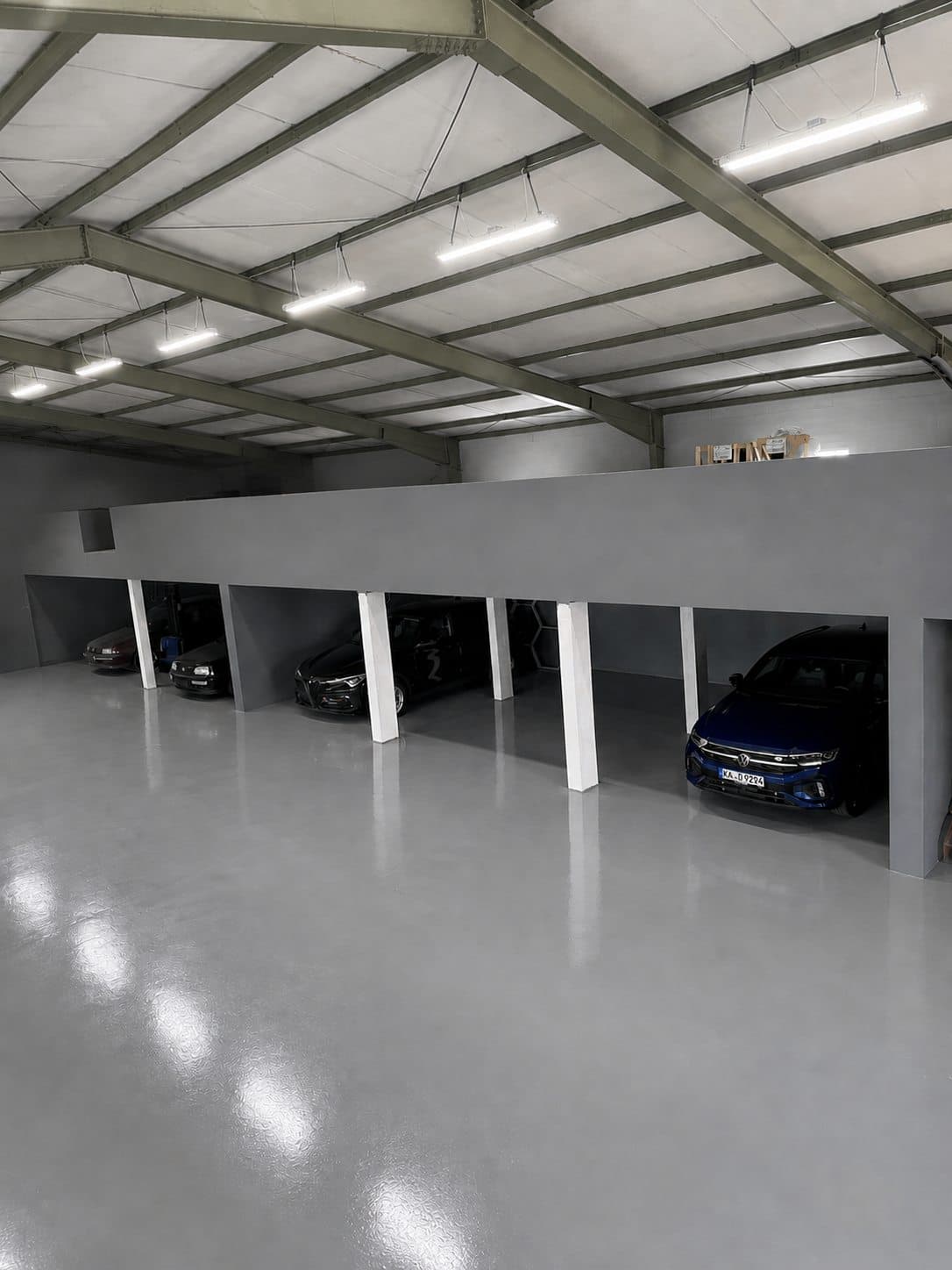 Einzelne Stellplätze in der Halle, jedes Fahrzeug in einer eigenen Box